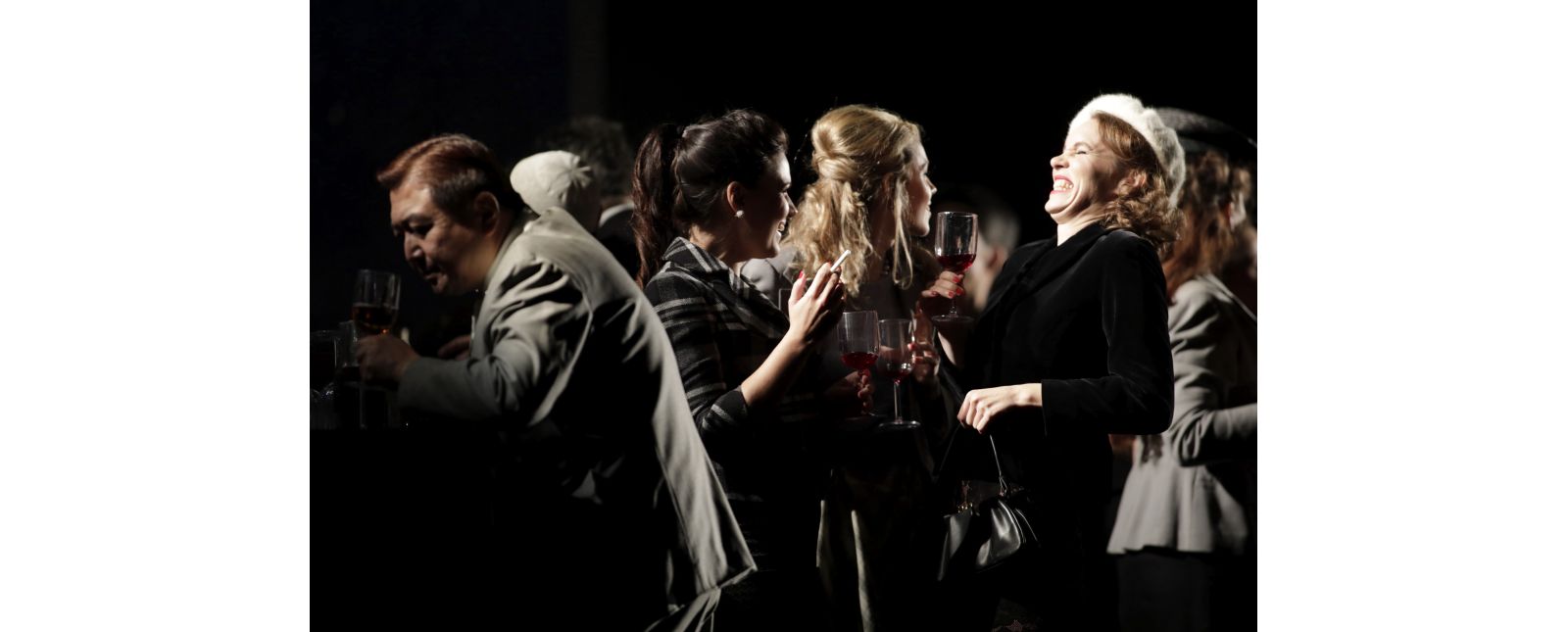 MANON //  Katharina Ruckgaber / Samantha Gaul / Inga Schäfer / Opernchor des Theater Freiburg // Foto: Paul Leclaire
