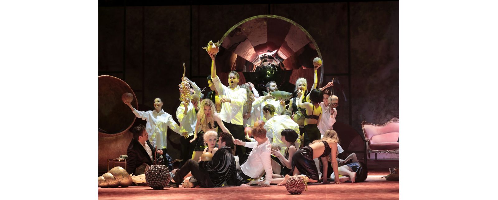 Don Giovanni // Juan Orozco // Opernchor // Inga Schäfer // Sarah Traubel // Jongsoo Yang // Matteo Macchioni // Tänzer_innen //  2019 // Foto: Paul Leclaire 