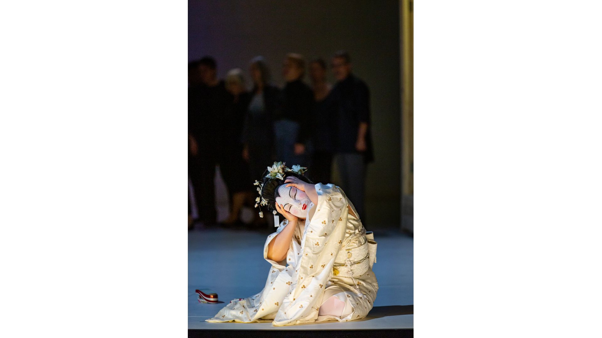MADAMA BUTTERFLY // Irina Jae Eun Park / Opernchor des Theater Freiburg // Foto: Laura Nickel
