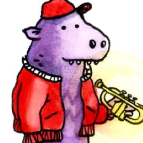 Auf dieser Zeichnung ist ein kleiner lilafarbener Drachen mit roter Jacke und roter Mütze. In der Pfote hält er eine Trompete.