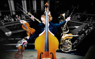 Auf diesem Bild, das das Akademistenkonzert bebildert, steht eine junge Musikerin hinter einem Kontrabass. Weitere Instrumente ragen ins Bild.