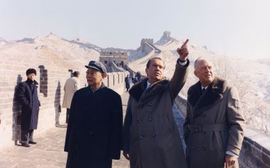 Richard Nixon, US- Außenminister William Rogers und der stellvertretende chinesische Ministerpräsident Li Xiannian auf der Chinesischen Mauer während des legendär gewordenen ersten Besuchs des US-Präsidenten in China