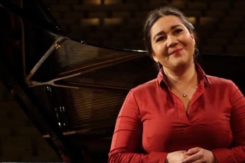 Hulkar Sabirova singt die Arie der Leonora
