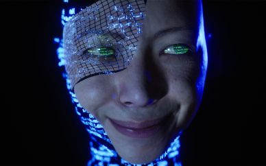 Dieses Foto zeigt eine erste Impression aus BETA. Das Avatar der KI Lou mit Platinen über dem Gesicht und grünen Buchstaben über grünen Kontaktlinsen.