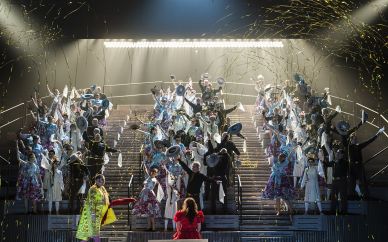 Eine Szenenimpression aus Ole Anders Tandbergs Inszenierung von CARMEN. Der Chor steht in einem Arenarund und bejubelt den Torero.