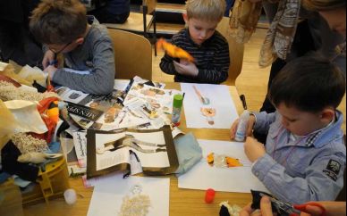 Kinder beim Basteln von Figurinen  und Entwerfen eigener Kostüme