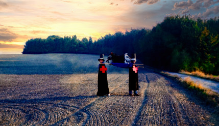 Szene aus caput mortuum | Schwarzer und weißer Pferdekopf auf dem Schneeberg | ©2024, Karl Caesar Rütten Szene aus caput mortuum | Schwarzer und weißer Pferdekopf auf dem Schneeberg | ©2024, Karl Caesar Rütten