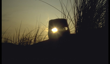 Maske im Sonnenuntergang | in den Dünen | ©1990, Karl Caesar Rütten