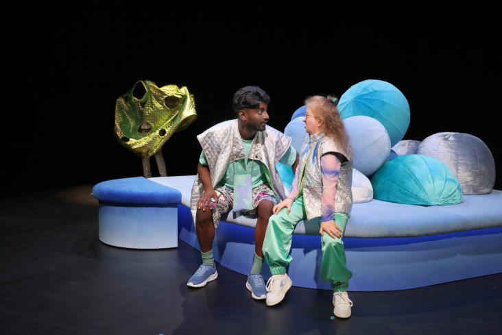 Ein Schauspieler und eine Schauspielerin sitzen nebeneinander. Sie reden miteinander. Ein Schauspieler und eine Schauspielerin sitzen nebeneinander. Sie reden miteinander.