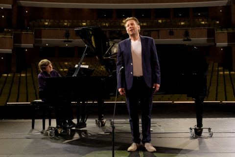 Gideon Poppe singt „Es muss was Wunderbares sein...“ aus Benatzkys IM WEISSEN RÖSSL Gideon Poppe singt „Es muss was Wunderbares sein...“ aus Benatzkys IM WEISSEN RÖSSL