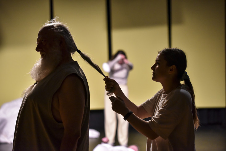 © Manja Herrmann | Ein Mann mit einem langen Bart und langem Haar steht seitlich. Hinter ihm steht eine Frau, die an seinem Zopf zieht. Ein Mann mit einem langen Bart und langem Haar steht seitlich. Hinter ihm steht eine Frau, die an seinem Zopf zieht.