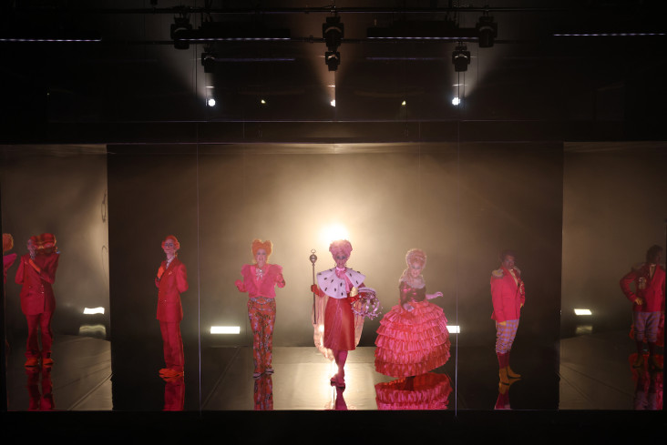 Fünf Personen stehen nebeneinander auf der Bühne. In der Mitte steht eine Schauspielerin. Sie hält eine Krone und ein Zepter. Fünf Personen stehen nebeneinander auf der Bühne. In der Mitte steht eine Schauspielerin. Sie hält eine Krone und ein Zepter.