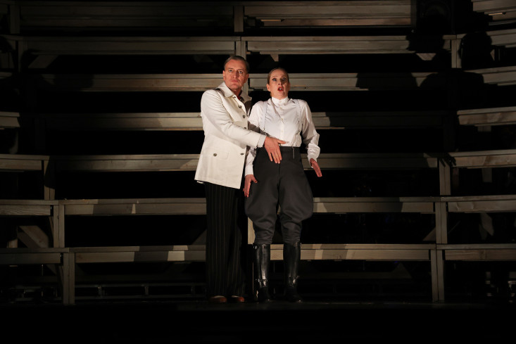 Ein Schauspieler und eine Schauspielerin stehen nebeneinander. Beide tragen eine Art Uniform. Ein Schauspieler und eine Schauspielerin stehen nebeneinander. Beide tragen eine Art Uniform.