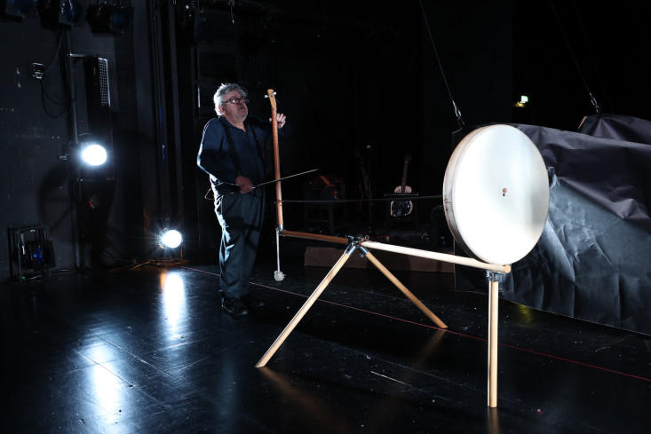 Ein Mann steht an einem selbstgebauten Musikinstrument. Ein Mann steht an einem selbstgebauten Musikinstrument.