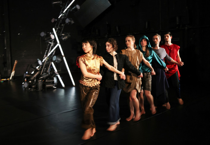 Sechs Personen laufen in einer Reihe. Sie halten sich an den Händen. Alle blicken nach rechts. Sechs Personen laufen in einer Reihe. Sie halten sich an den Händen. Alle blicken nach rechts.