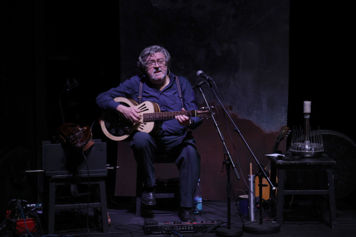 Ein Mann spielt Gitarre. Ein Mann spielt Gitarre.