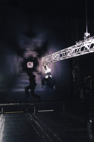 © Eike Walkenhorst | Eine Schauspielerin hängt an einem Pendel. Sie schwebt hoch in der Luft über dem Bühnenboden. Sie läuft in der Luft. Eine Schauspielerin hängt an einem Pendel. Sie schwebt hoch in der Luft über dem Bühnenboden. Sie läuft in der Luft.