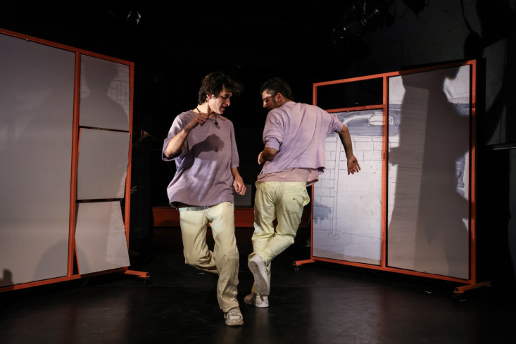 Zwei Personen tanzen. Zwei Personen tanzen.