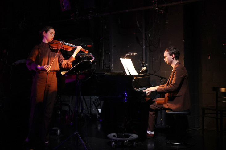 Eine Frau spielt Violine, ein Mann Klavier. Eine Frau spielt Violine, ein Mann Klavier.