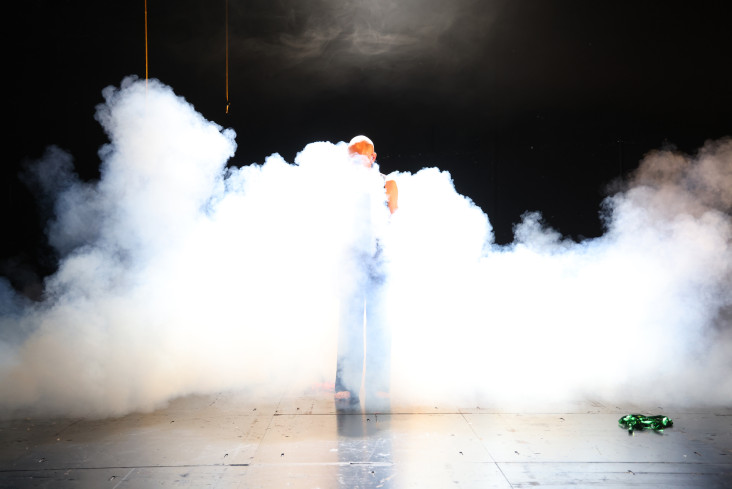 Ein Schauspieler ist komplett in Nebel gehüllt. Ein Schauspieler ist komplett in Nebel gehüllt.