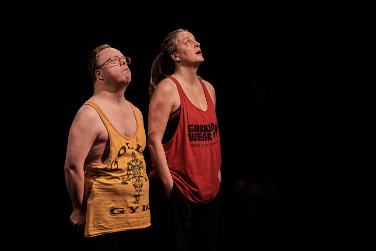 © Ingo Hoehn | Zwei Personen stehen nebeneinander. Beide tragen Muskelshirts und haben die Hände in den Hosentaschen. Sie blicken nach oben. Zwei Personen stehen nebeneinander. Beide tragen Muskelshirts und haben die Hände in den Hosentaschen. Sie blicken nach oben.
