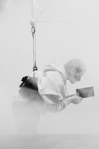 © Eike Walkenhorst | Eine Schauspielerin hängt in einem Gurt an einem Pendel. Sie liest in einem Buch. Die Luft ist voller Nebel. Eine Schauspielerin hängt in einem Gurt an einem Pendel. Sie liest in einem Buch. Die Luft ist voller Nebel.