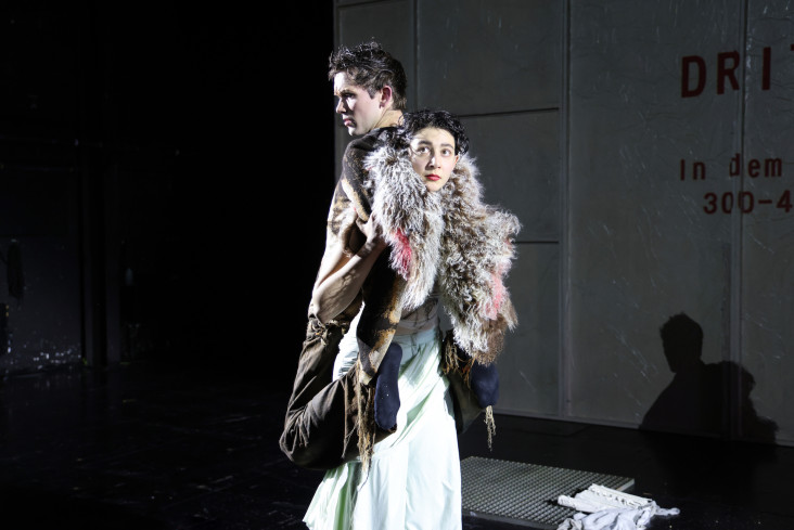 Eine Schauspielerin trägt einen Schauspieler auf dem Rücken. Beide schauen in unterschiedliche Richtungen. Eine Schauspielerin trägt einen Schauspieler auf dem Rücken. Beide schauen in unterschiedliche Richtungen.