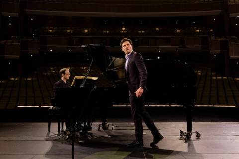 Samuel Dale Johnson singt die Arie des Grafen Almaviva aus Mozarts LE NOZZE DI FIGARO Samuel Dale Johnson singt die Arie des Grafen Almaviva aus Mozarts LE NOZZE DI FIGARO