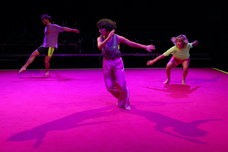 Zwei Tänzerinnen und ein Tänzer sind alle in einer Bewegung nach links. Jeder macht dabei eine eigene Bewegung. Der Tänzer macht einen Ballettschritt, die Tänzerinnen wollen lossprinten. Zwei Tänzerinnen und ein Tänzer sind alle in einer Bewegung nach links. Jeder macht dabei eine eigene Bewegung. Der Tänzer macht einen Ballettschritt, die Tänzerinnen wollen lossprinten.