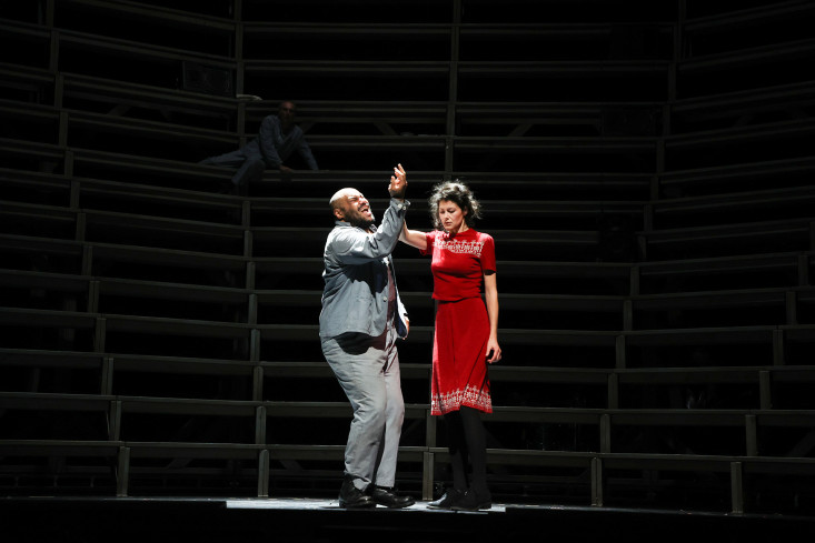 Ein Schauspieler und eine Schauspielerin stehen eng beieinander mitten auf der Bühne. Ein Schauspieler und eine Schauspielerin stehen eng beieinander mitten auf der Bühne.