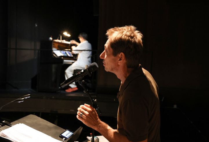Schorsch Kamerun steht am Mikrofon. Im Hintergrund sieht man PC Nackt an einem Klavier. Schorsch Kamerun steht am Mikrofon. Im Hintergrund sieht man PC Nackt an einem Klavier.