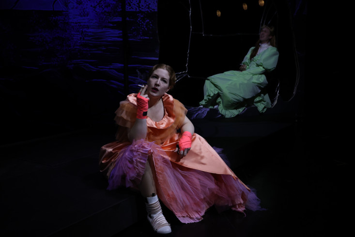 Eine Schauspielerin sitz am Bühnenrand und raucht. Eine Schauspielerin sitz am Bühnenrand und raucht.