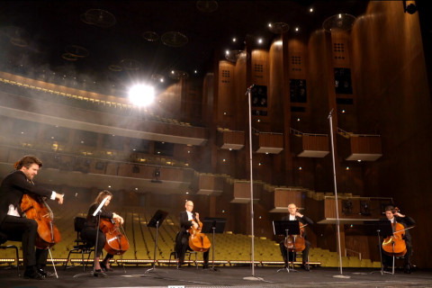 Fünf Cellisten spielen Tosca Fünf Cellisten spielen Tosca