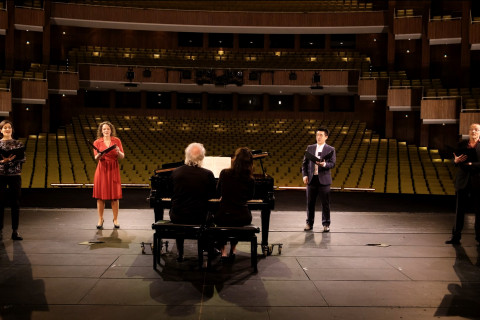 Chorsolisten singen Liebeslieder-Walzer