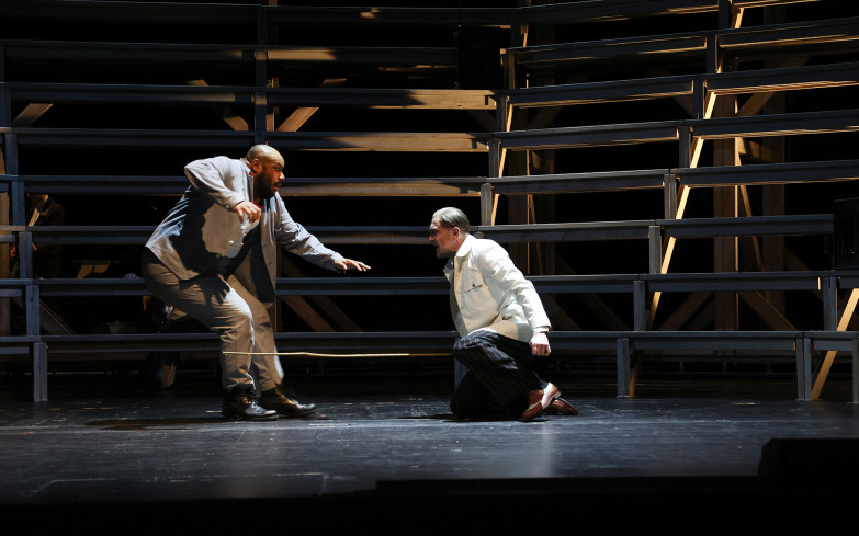 Ein Mann kniet vor einem anderen. Der Stehende weicht von ihm zurück. Ein Mann kniet vor einem anderen. Der Stehende weicht von ihm zurück.