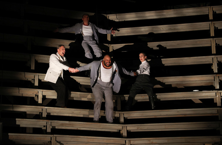 Drei Personen halten einen Mann fest. Drei Personen halten einen Mann fest.