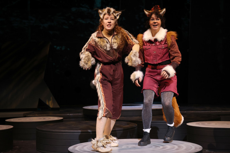 Zwei Schauspielerinnen stehen nebeneinander. Beide tragen Tierkostüme, die eine sieht aus wie ein Luchs, die andere wie ein Fuchs. Zwei Schauspielerinnen stehen nebeneinander. Beide tragen Tierkostüme, die eine sieht aus wie ein Luchs, die andere wie ein Fuchs.