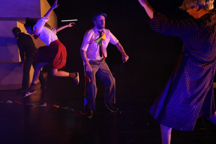 Es ist dunklel. Drei Personen sind in voller Bewegung. Eine Schauspielerin springt durch die Luft. Es ist dunklel. Drei Personen sind in voller Bewegung. Eine Schauspielerin springt durch die Luft.