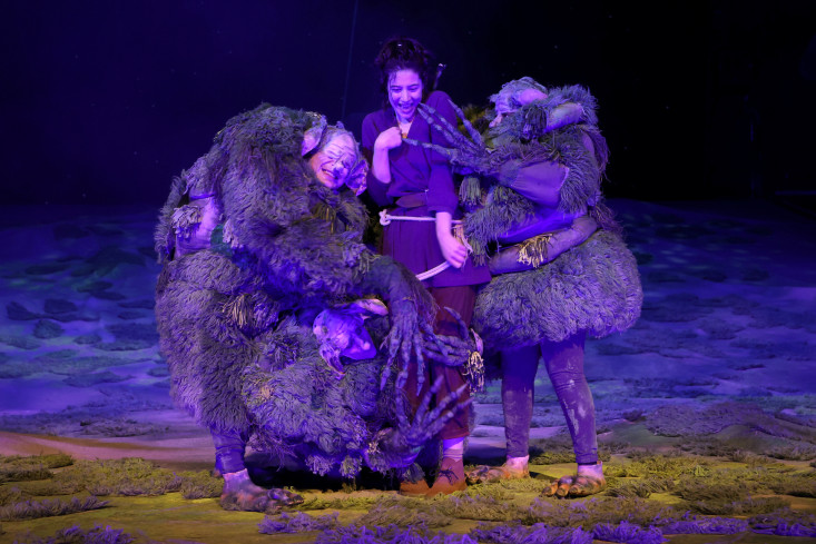 Eine Schauspielerin wird von drei Graugnomen mit riesigen Händen und großen Ohren gedrückt und festgehalten. Eine Schauspielerin wird von drei Graugnomen mit riesigen Händen und großen Ohren gedrückt und festgehalten.