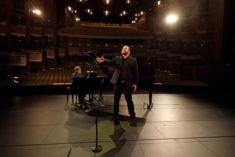 Noel Bouley singt die Arie des Fliegenden Holländers