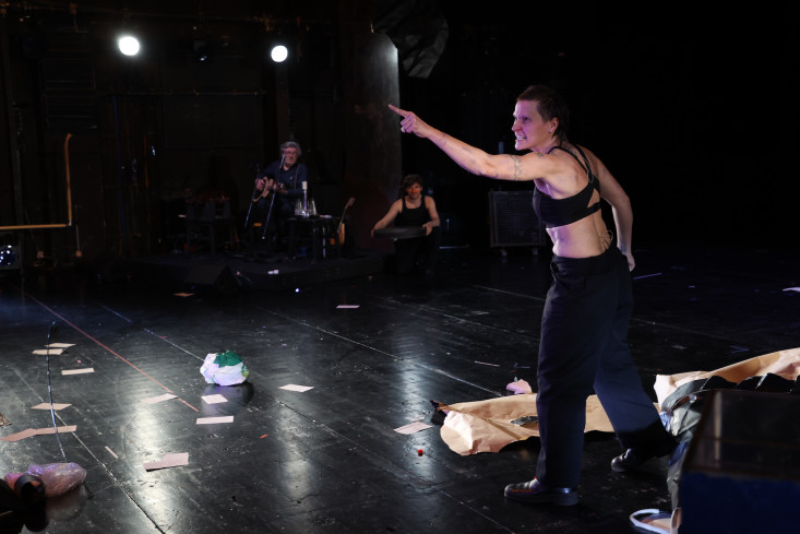 Eine Schauspielerin hält einen wütenden Monolog und deutet mir der Hand in Richtung Publikum. Eine Schauspielerin hält einen wütenden Monolog und deutet mir der Hand in Richtung Publikum.