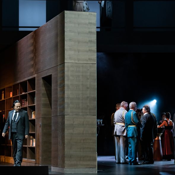 Simon Boccanegra  | Zu den Vorstellungen Eine Szenenimpression aus SIMON BOCCANEGRA: Eine Wand trennt den privaten Bereich des Regierungssitzes vom öffentlichen. Dort wartet bereits der Hofstaat, Simon als neuen Dogen von Genua auszurufen.
