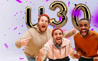 The ClassicCard App!  | Get the ClassicCard app now! Drei junge Männer freuen sich sehr. Hinter ihnen ein Luftballon, der geformt ist wie die Buchstaben-Zahlen-Kombination U30 (unter 30)