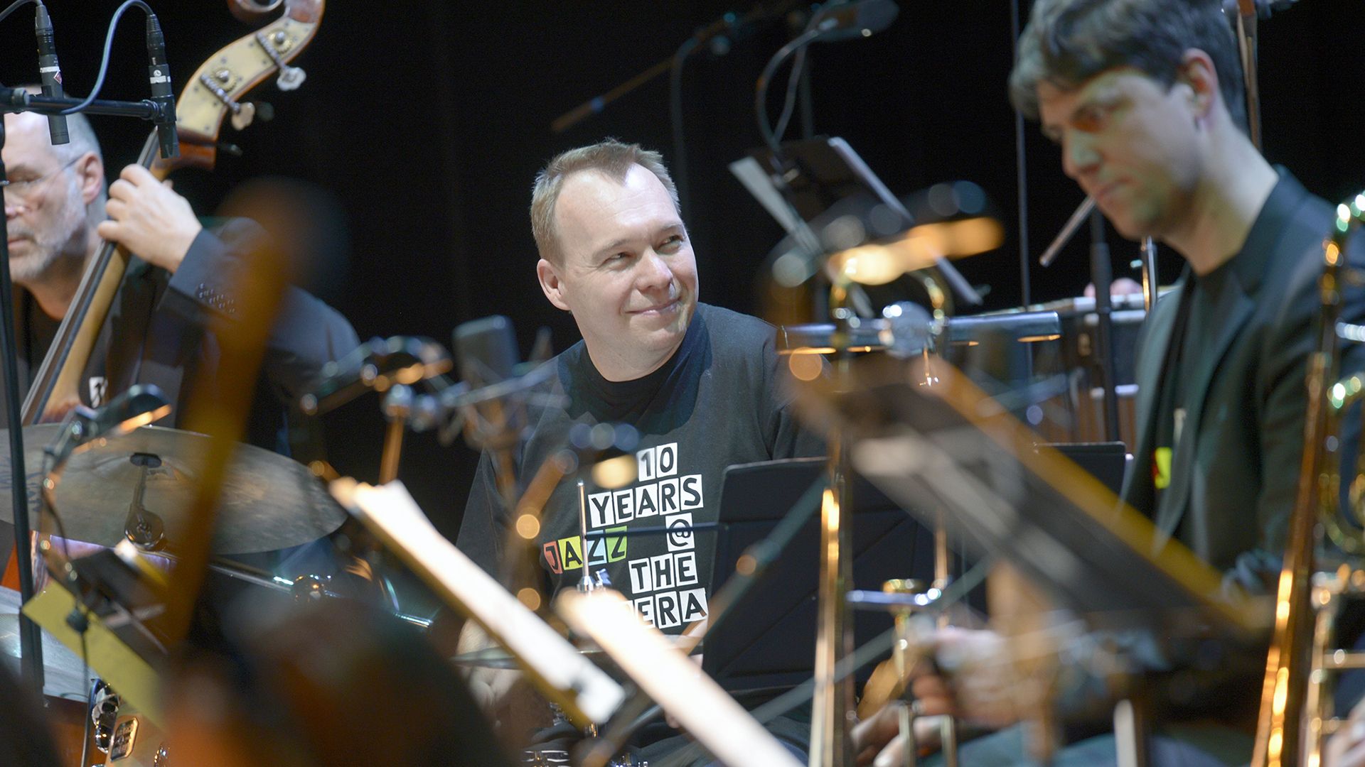 Auf dem Foto inmitten seines Percussions-Arsenals Rüdiger Ruppert, einer der Gründer der BigBand der Deutschen Oper Berlin.