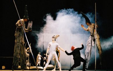 Ballett in Berlin  | Zur Chronik Eine Szenenimpression aus dem für das Ballett der Deutschen Oper Berlin von Maurice Bejarts kreierten RING UM DEN RING, das unter der Leitung von Vladimir Malakhov auch ins Repertoire des Staatsballetts übernommen worden ist.