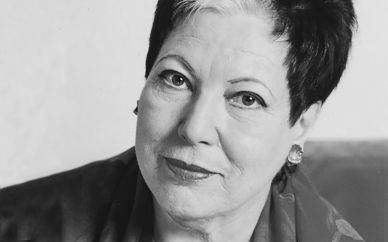 Im Gedenken an Kaja Borris  | Lesen Sie den ganzen Nachruf Ein Porträtbild von Kammersängerin Kaja Borris in Schwarz/Weiß.