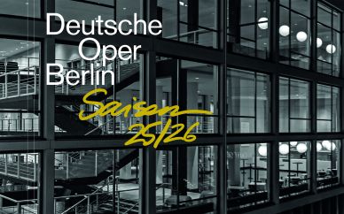 Saisonvorschau 25/26  | Die Vorschau auf Issuu Das Cover unserer Saisonbroschüre 2035/26: Ein Blick durch die große Fensterfront in die Foyers, dazu in weiß die Schrift Deutsche Oper Berlin, darunter in gelber Schreibschrift Saison 25/26