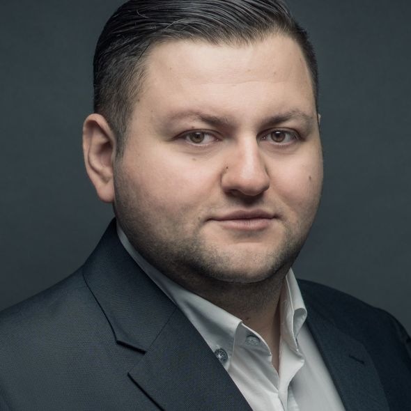 Misha Kiria  Ein Porträtbild von Misha Kiria.