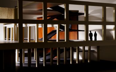 Für dieses Bild wurde das Bühnenbildmodell der Foyers fotografiert. Benedikt von Peters Inszenierung von Weills Oper findet auch in den Foyers statt. So verdeutlicht dies auch dieses Bild.