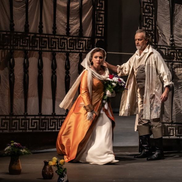 Tosca  | Zu den  Vorstellungen Tosca kommt eilig in der Kirche Sant’Andrea della Valle, Blumen für die Madonna im Arm, Cavaradossi, in seinen Malermantel gekleidet, blickt auf sie.